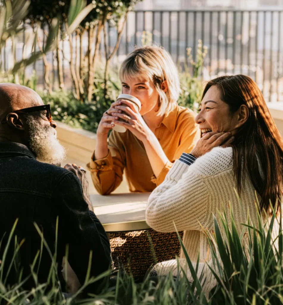The Olive House – Kunden trinken Kaffee im Garten